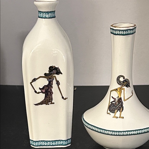 White Ceramic Vases with Artistic Design - Picture 4 of 7